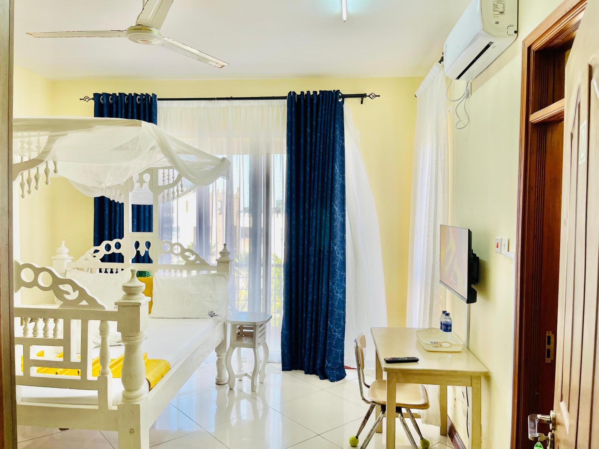 Elna'S Nyali - Work & Unwind - Pool, Sea Views, Ac & Fast Wi-Fi Bed & Breakfast มอมบาซา ภายนอก รูปภาพ