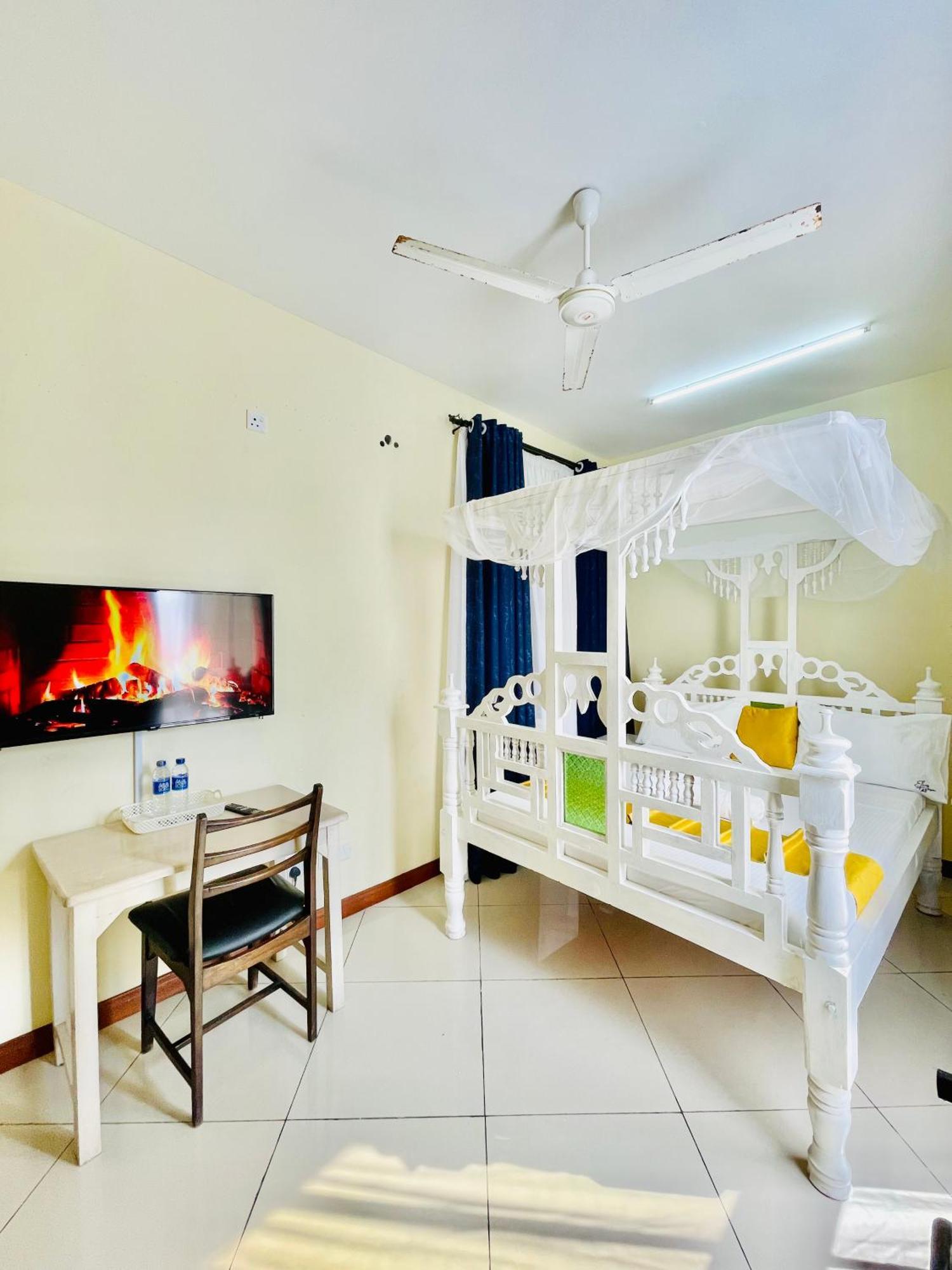 Elna'S Nyali - Work & Unwind - Pool, Sea Views, Ac & Fast Wi-Fi Bed & Breakfast มอมบาซา ภายนอก รูปภาพ