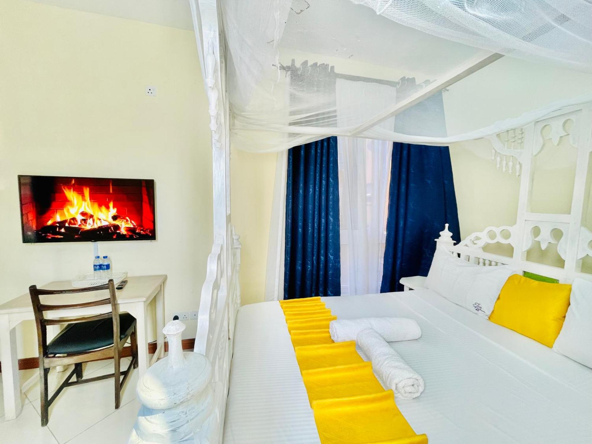 Elna'S Nyali - Work & Unwind - Pool, Sea Views, Ac & Fast Wi-Fi Bed & Breakfast มอมบาซา ภายนอก รูปภาพ