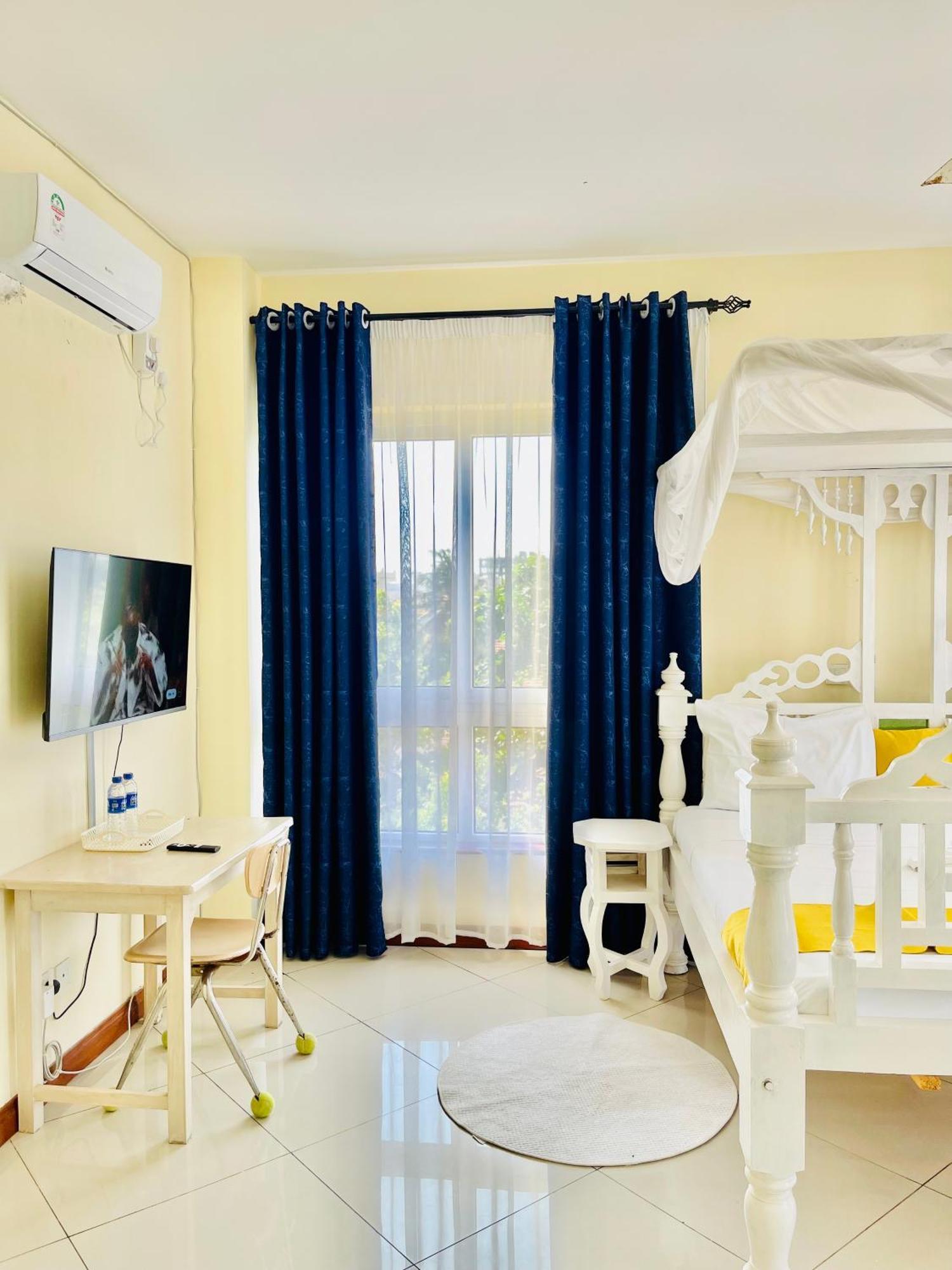 Elna'S Nyali - Work & Unwind - Pool, Sea Views, Ac & Fast Wi-Fi Bed & Breakfast มอมบาซา ภายนอก รูปภาพ