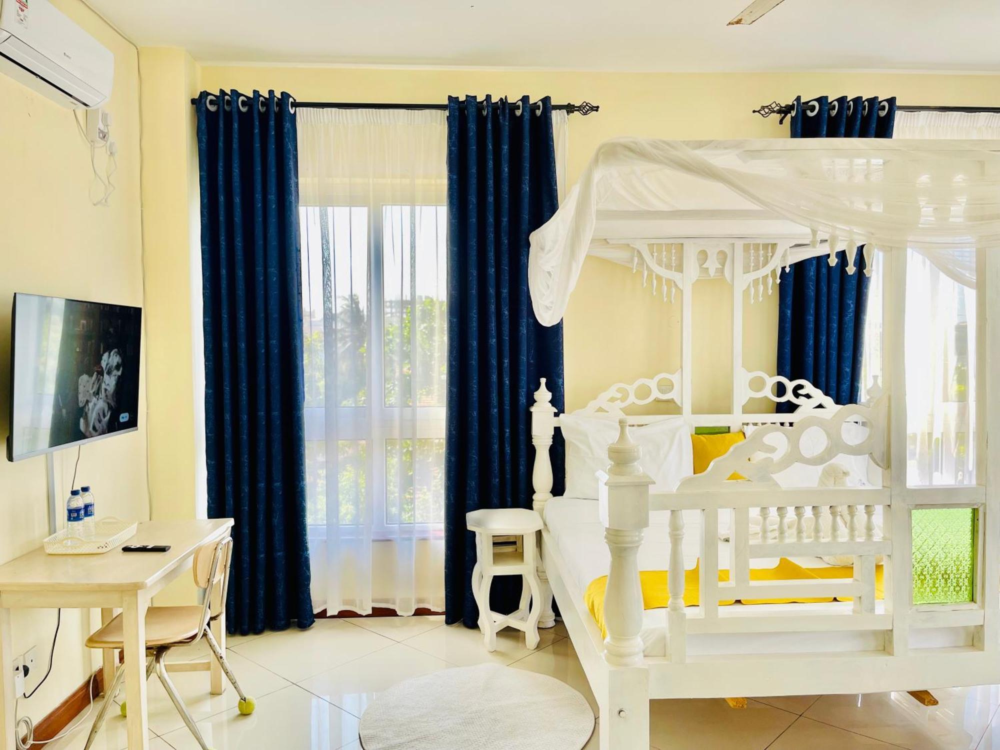 Elna'S Nyali - Work & Unwind - Pool, Sea Views, Ac & Fast Wi-Fi Bed & Breakfast มอมบาซา ภายนอก รูปภาพ