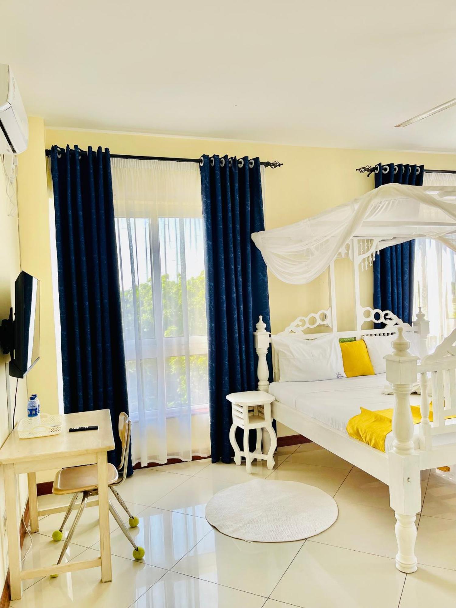 Elna'S Nyali - Work & Unwind - Pool, Sea Views, Ac & Fast Wi-Fi Bed & Breakfast มอมบาซา ภายนอก รูปภาพ