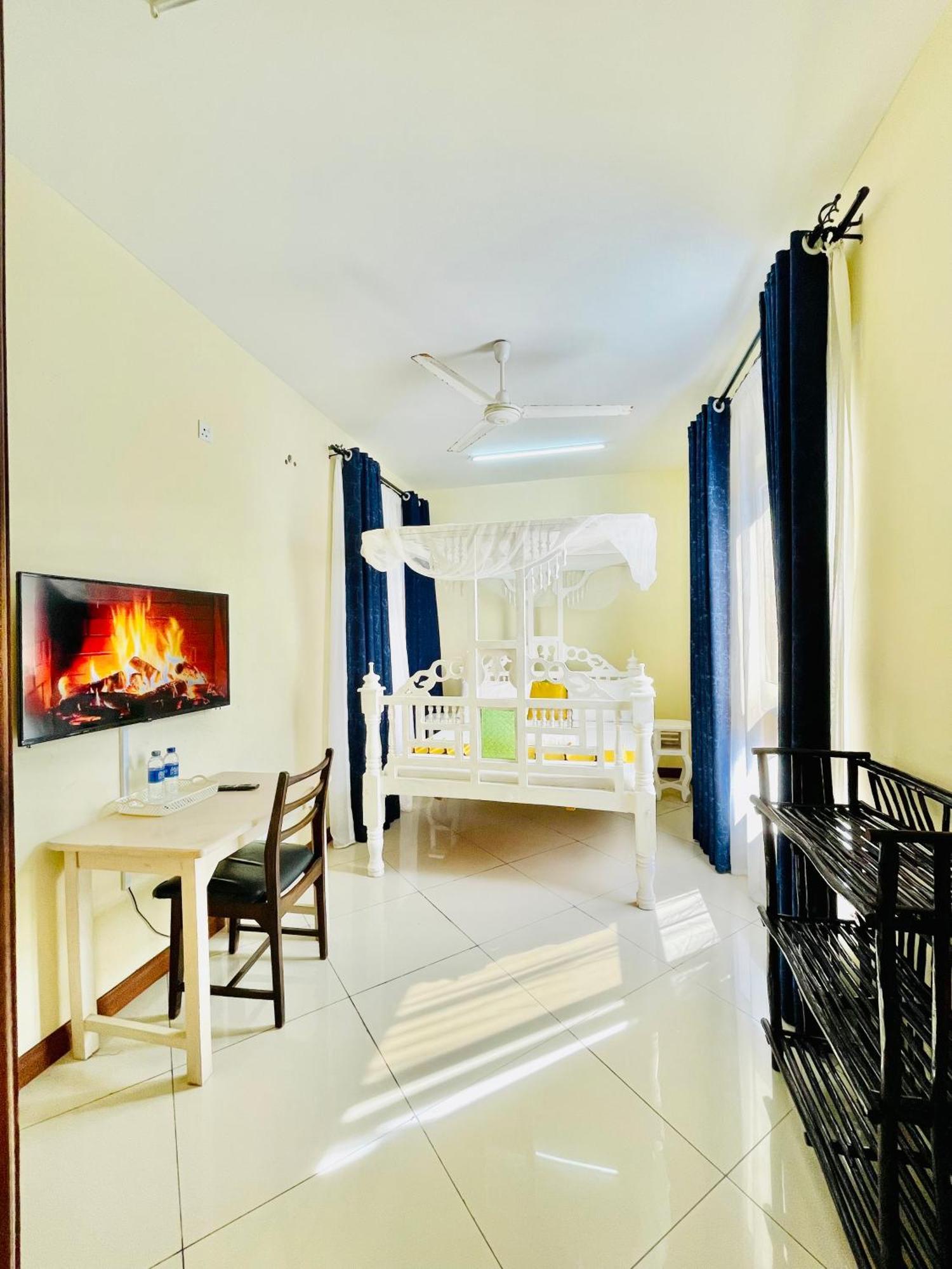 Elna'S Nyali - Work & Unwind - Pool, Sea Views, Ac & Fast Wi-Fi Bed & Breakfast มอมบาซา ภายนอก รูปภาพ
