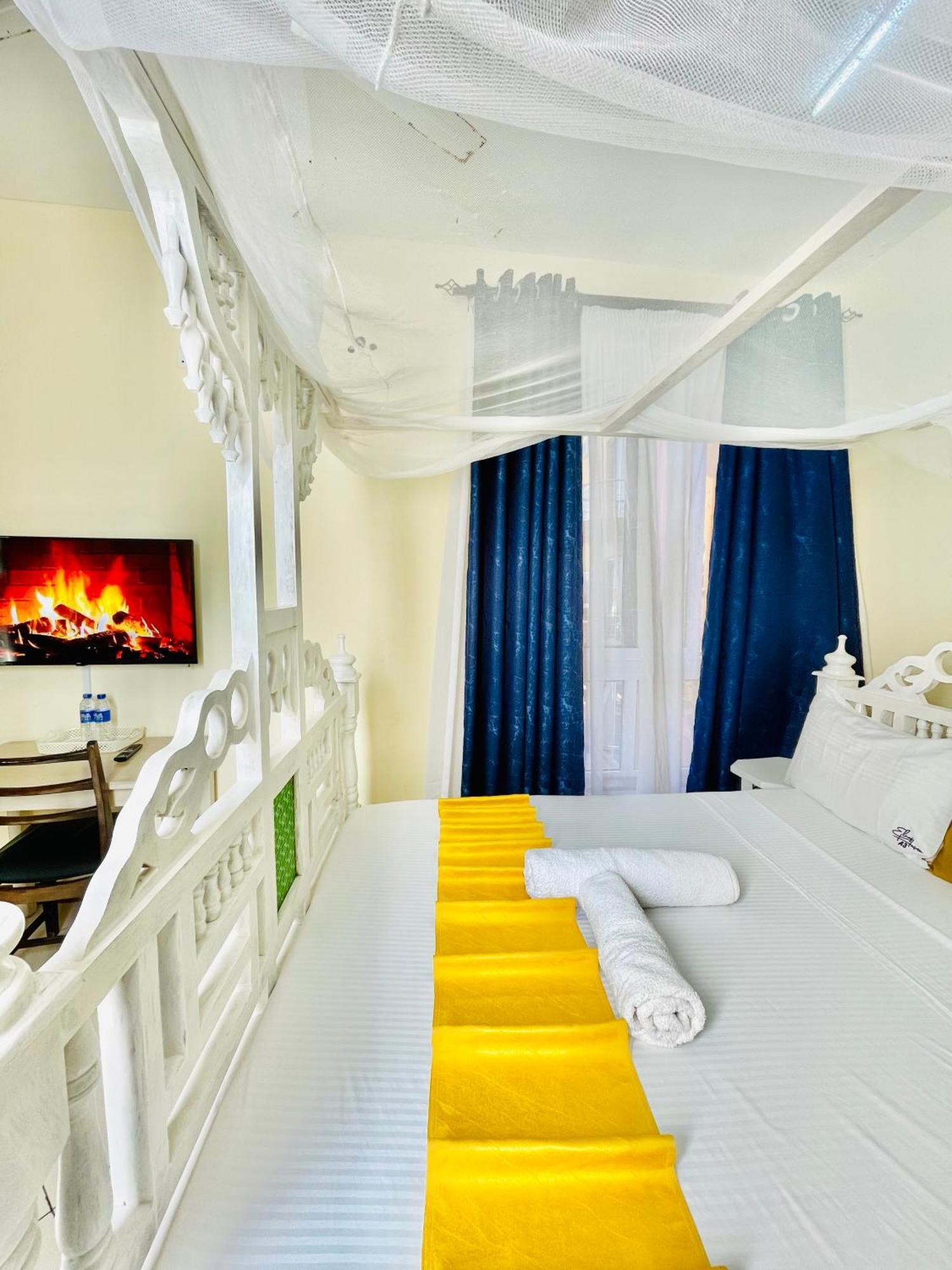Elna'S Nyali - Work & Unwind - Pool, Sea Views, Ac & Fast Wi-Fi Bed & Breakfast มอมบาซา ภายนอก รูปภาพ