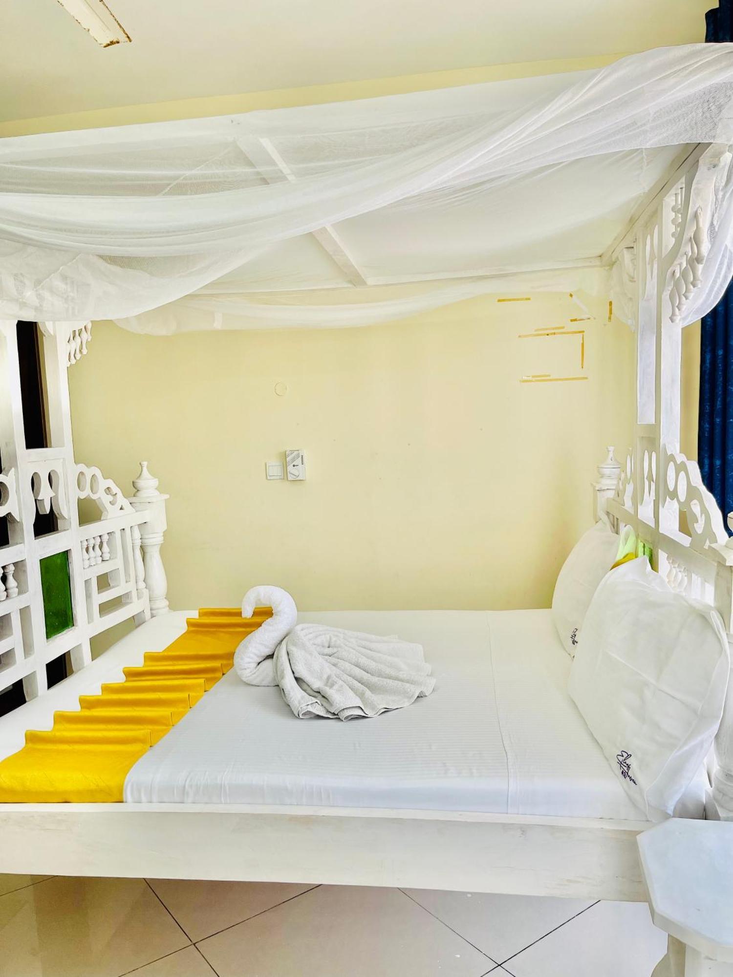 Elna'S Nyali - Work & Unwind - Pool, Sea Views, Ac & Fast Wi-Fi Bed & Breakfast มอมบาซา ภายนอก รูปภาพ