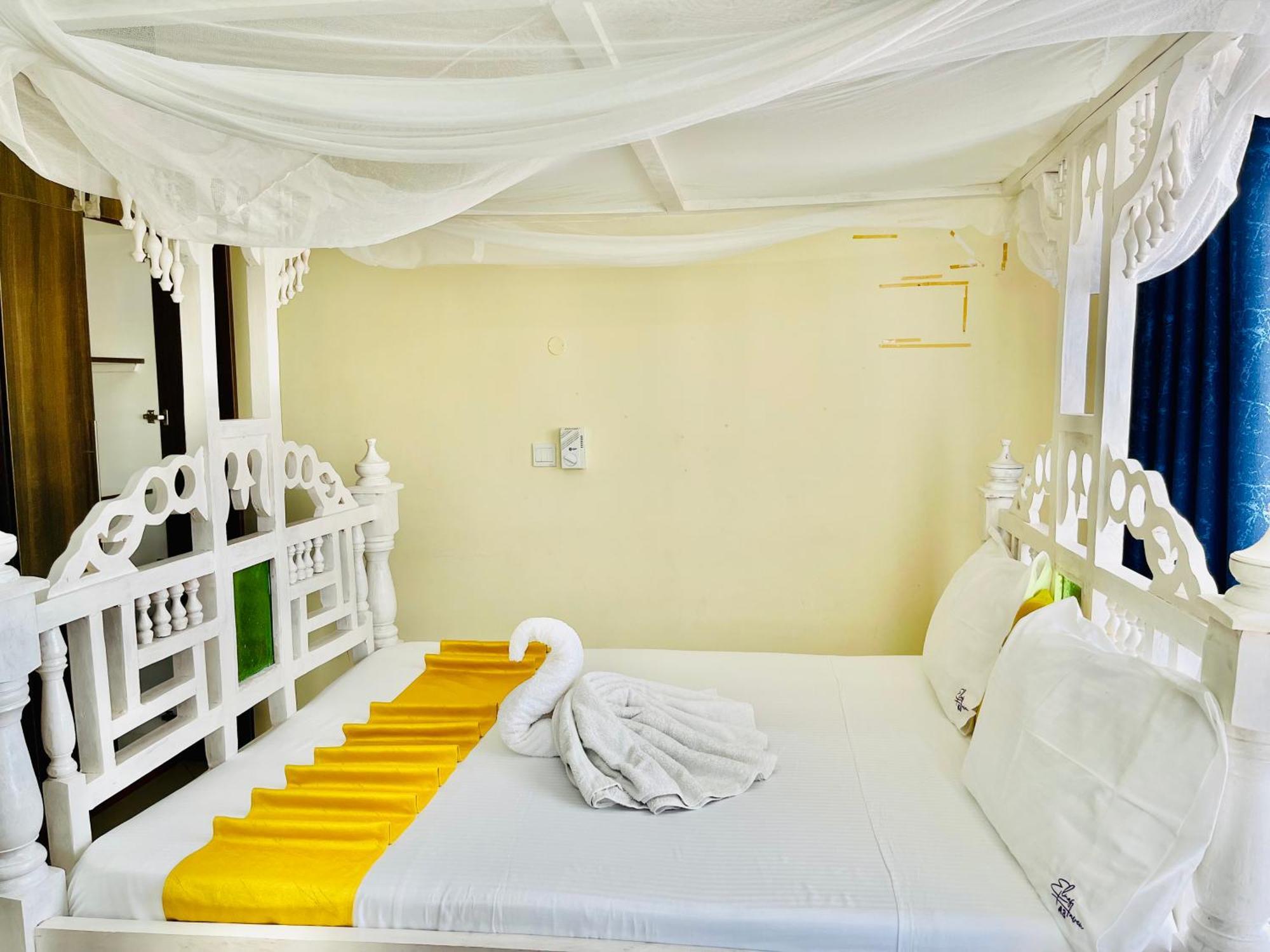 Elna'S Nyali - Work & Unwind - Pool, Sea Views, Ac & Fast Wi-Fi Bed & Breakfast มอมบาซา ภายนอก รูปภาพ