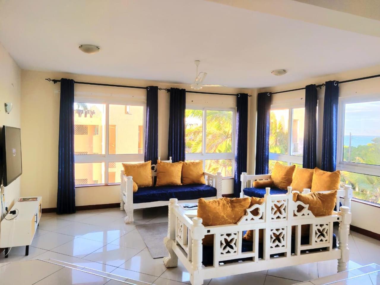 Elna'S Nyali - Work & Unwind - Pool, Sea Views, Ac & Fast Wi-Fi Bed & Breakfast มอมบาซา ภายนอก รูปภาพ