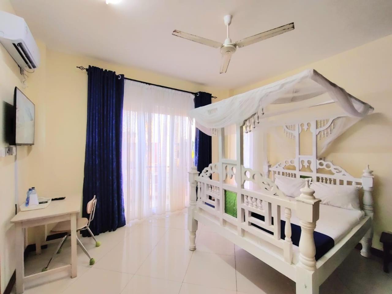 Elna'S Nyali - Work & Unwind - Pool, Sea Views, Ac & Fast Wi-Fi Bed & Breakfast มอมบาซา ภายนอก รูปภาพ