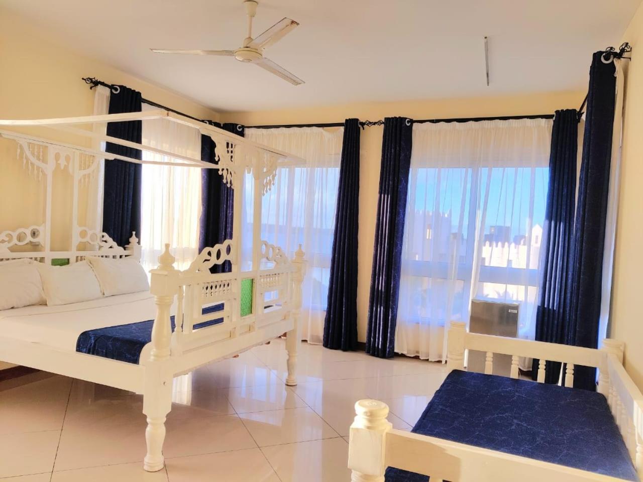 Elna'S Nyali - Work & Unwind - Pool, Sea Views, Ac & Fast Wi-Fi Bed & Breakfast มอมบาซา ภายนอก รูปภาพ