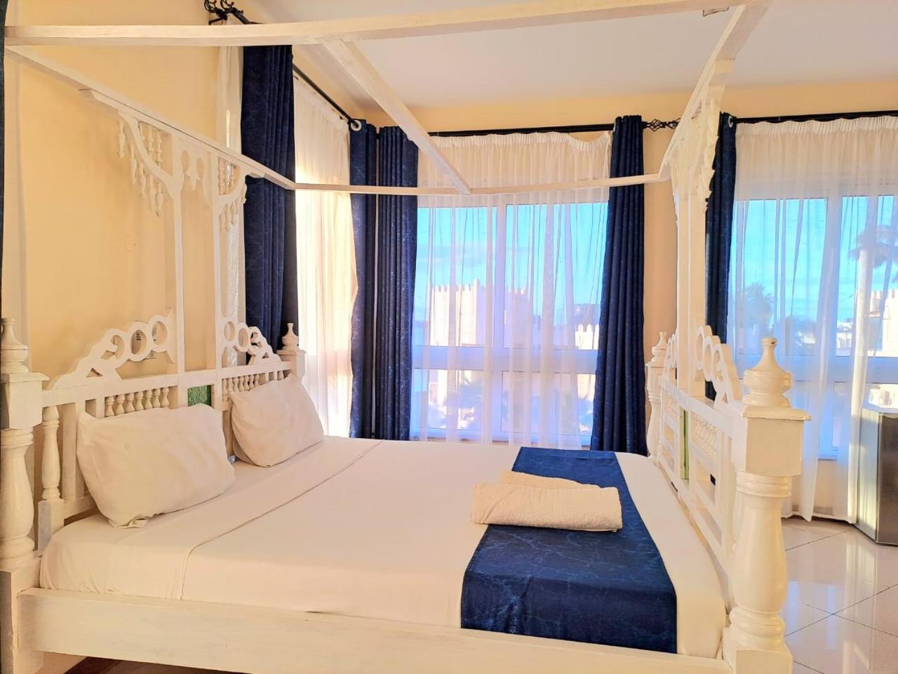 Elna'S Nyali - Work & Unwind - Pool, Sea Views, Ac & Fast Wi-Fi Bed & Breakfast มอมบาซา ภายนอก รูปภาพ