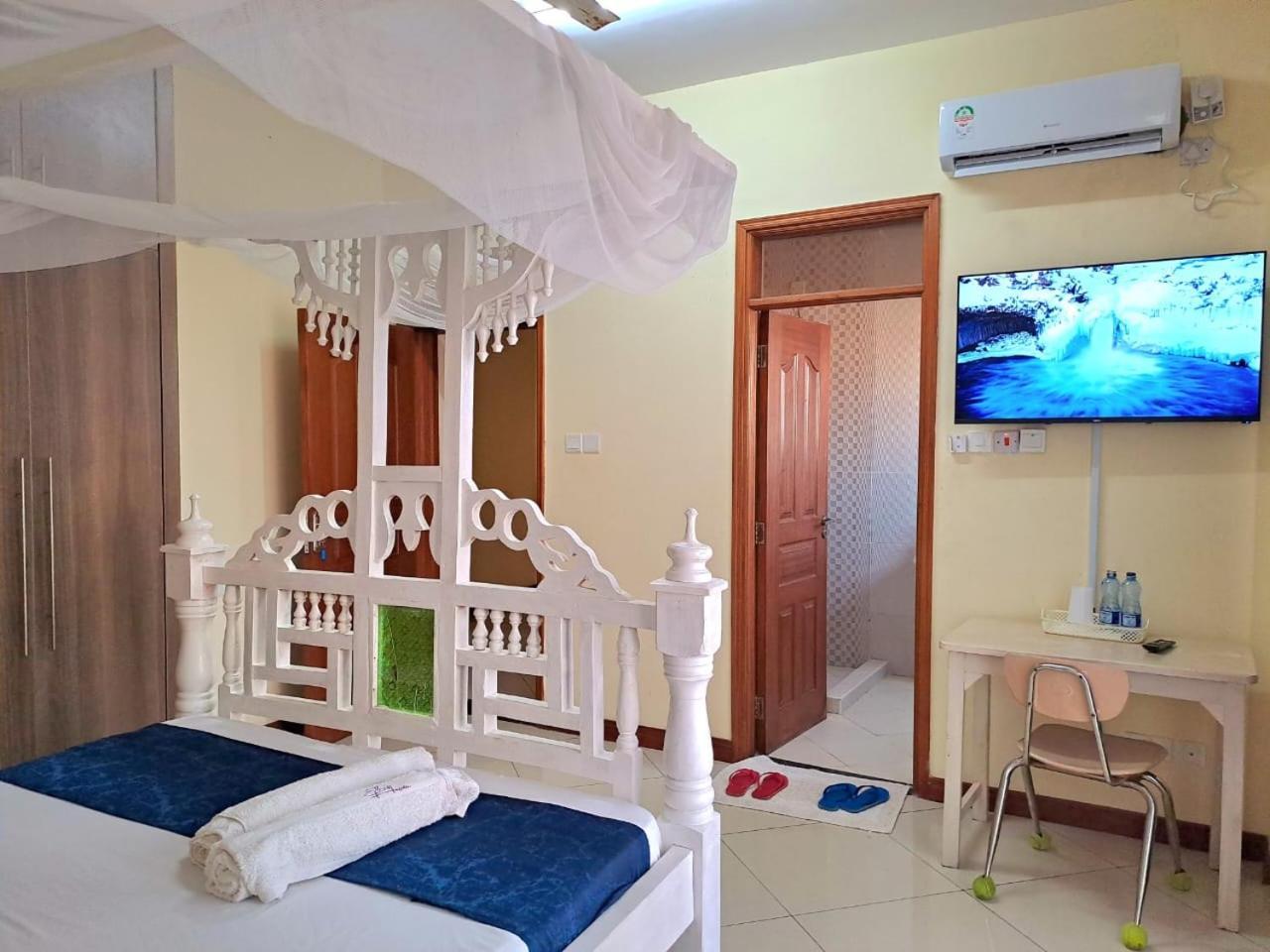 Elna'S Nyali - Work & Unwind - Pool, Sea Views, Ac & Fast Wi-Fi Bed & Breakfast มอมบาซา ภายนอก รูปภาพ